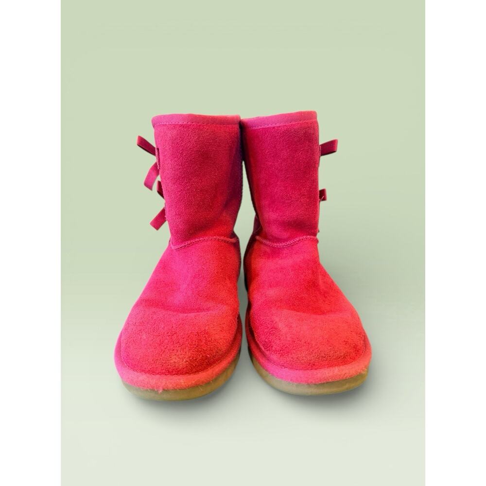 KOOLABURRA BY UGG/ KIDS VICTORIA SHORT BOW FANDANGLE PINK SUEDE BOOTS SIZE 4